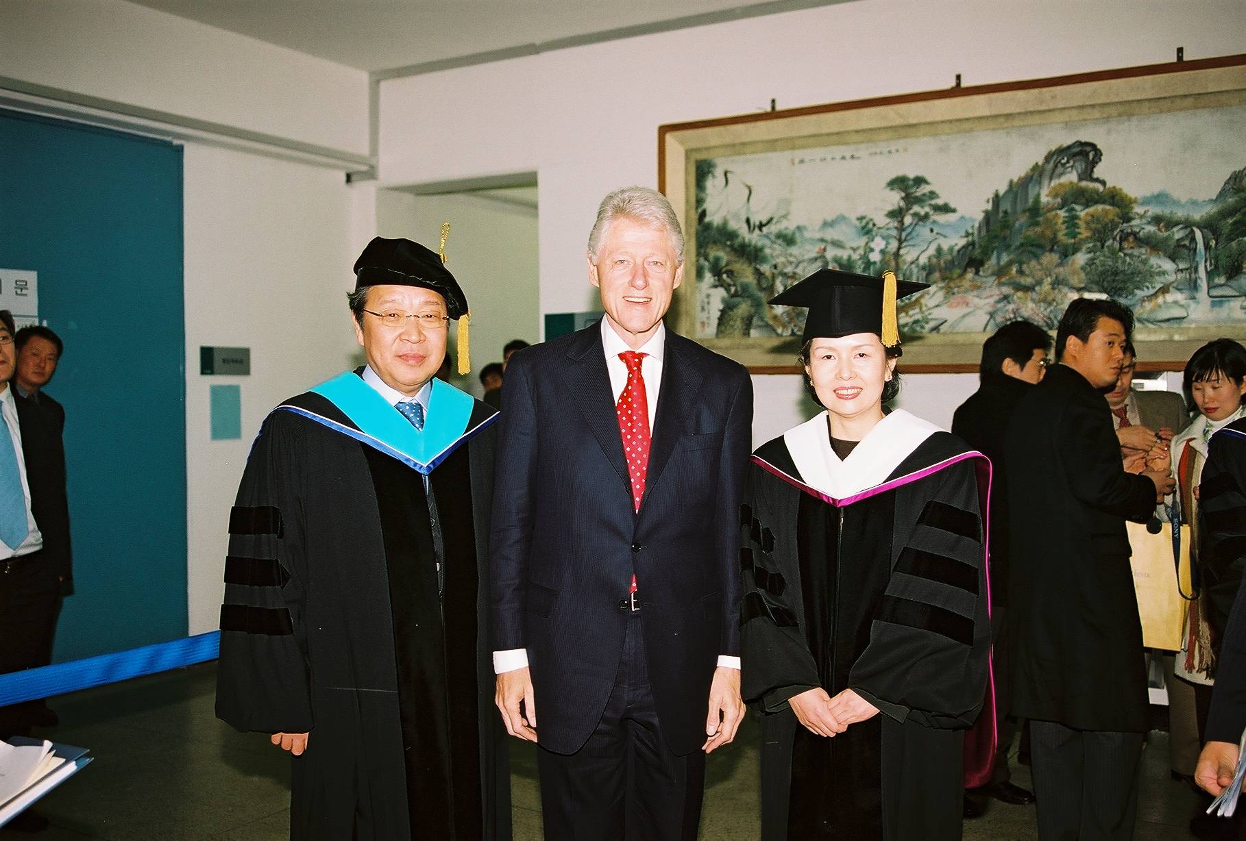 세계가주목하는대학 제 42대 클린턴 미국 대통령, 용인대 졸업식 참석